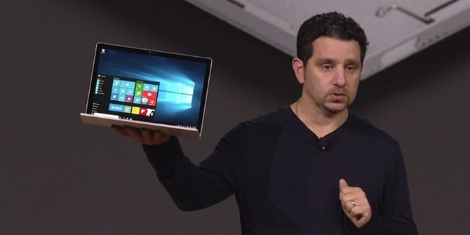 Surface Book bắt đầu được Microsoft cho đặt hàng ngay từ bây giờ và giao hàng từ 26/10 với giá từ 1500 USD (khoảng 33 triệu đồng) cho phiên bản rẻ nhất (Core i5, 128GB, 8GB) đến 2700 USD (khoảng 60 triệu đồng) cho bản đắt nhất.