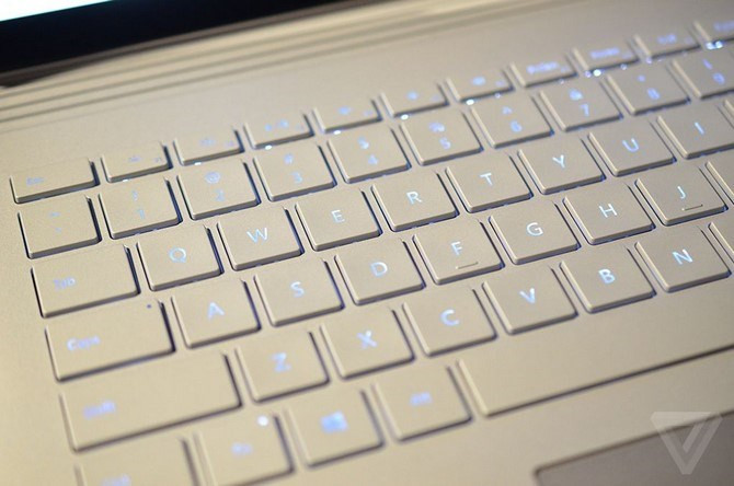 Bàn phím của Surface Book có cơ chế nảy khá giống MacBook 12 inch của Apple.