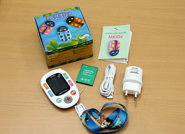 Thiết bị di động MKids dành riêng cho trẻ em được xem là sản phẩm tiện tiện ích cho mỗi trẻ nhỏ, máy được thiết kế ngộ nghĩnh, đơn giản và dễ sử dụng. Một số tiện ích tiêu biểu trên Mobie MKids như: Gọi nhanh cho người thân trong trường hợp khẩn cấp, trẻ chỉ cần nhấn và giữ phím 1, 2, 3 hoặc 4 là có thể gọi nhanh đến số người thân được cài đặt sẵn ở phím số. Ảnh: Bộ phụ kiện đầy đủ của điện thoại di động dành cho trẻ em MKids.