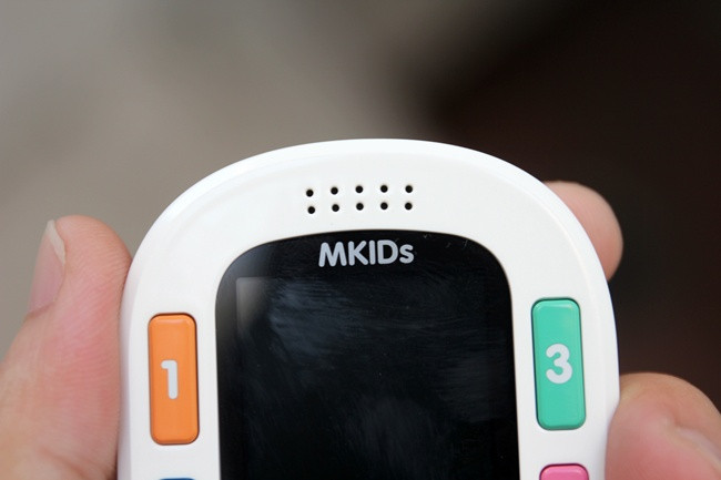 Loa thoại phía trên máy, biểu tượng MKids được đặt bên trong kính màn hình.MKids còn có chức năng điều khiển tử xa, qua đó bố mẹ có thể nhắn tin để điều khiển tắt máy của trẻ từ xa, điều khiển chức năng định vị, lấy được thông tin vị trí hiện tại hoặc điều khiển máy trẻ tự động gọi lại.