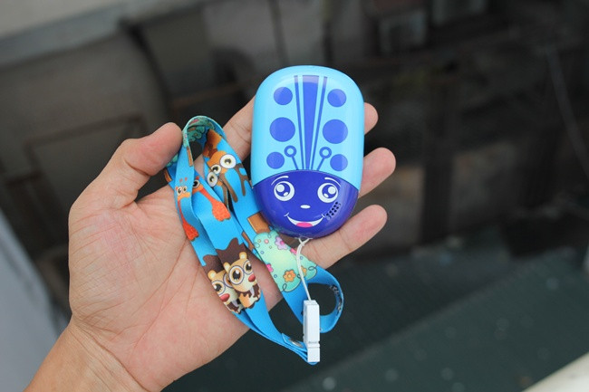 MKids mang kiểu dáng ngộ nghĩnh. Thiết bị di động cho trẻ em MKids do Tập đoàn Viettel nghiên cứu và được thiết kế, sản xuất tại Việt Nam, đây là một sản phẩm dễ sử dụng và có tính an toàn cao cho trẻ nhỏ.
