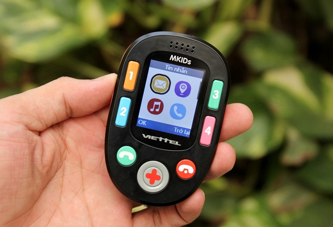 Biểu tượng Menu máy được thiết kế đơn giản, máy có chức năng hỗ trợ định vị GPS/LSB, giúp bố mẹ có thể theo dõi từ xa vị trí hiện tại của trẻ, dự liệu vị trí sẽ được tự động cập nhật về máy chủ theo chu kỳ.