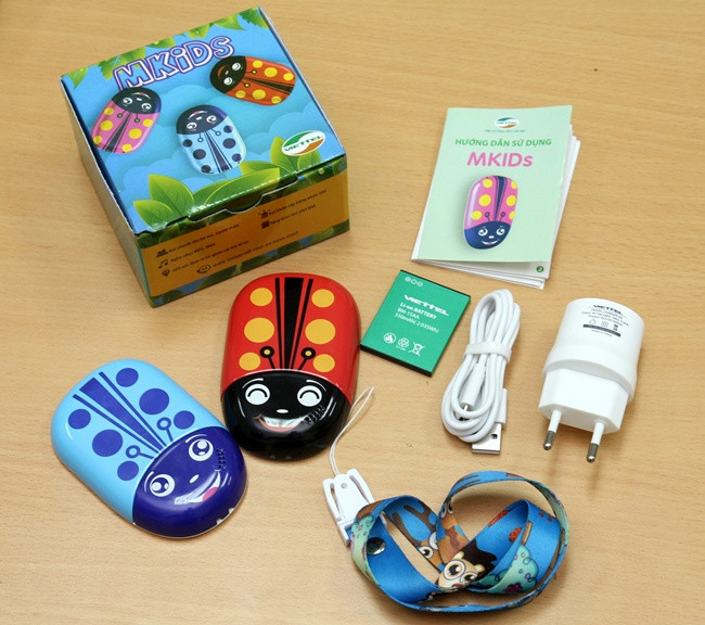 Tính năng gọi khẩn cấp nhanh hỗ trợ bé bằng cách nhấn và giữ phím SOS, máy sẽ có chức năng tự động chọn 4 số đầu tiên trong danh bạ cho đến khi đầu số bên kia nhấc máy. Bên cạnh đó, máy còn có tính năng thiết lập vùng an toàn cho phép bố mẹ trẻ cài đặt vùng an toàn và thông báo được thông tin khi trẻ ra vào vùng an toàn, máy có thể cài đặt được nhiều vùng an toàn cùng một lúc vào các thời gian khác nhau trong ngày. Ảnh: Máy bao gồm: Thân máy, sách hướng dẫn sử dụng, củ sạc, cáp sạc, pin, đây đeo cổ.