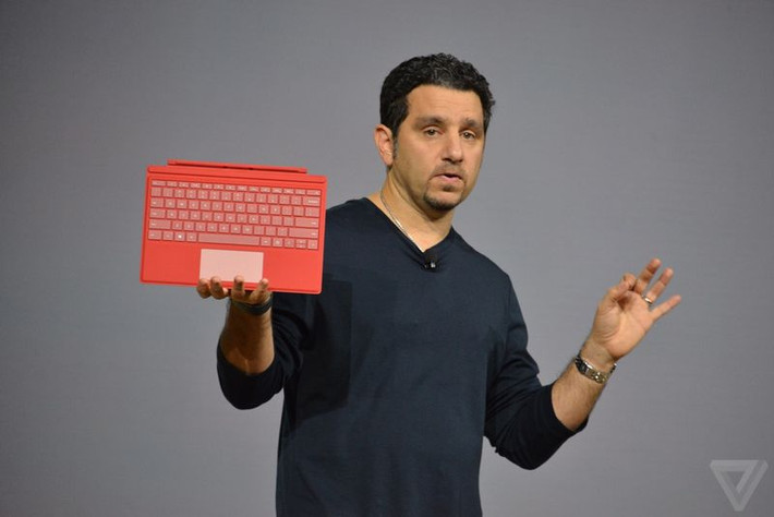 Nhiều phụ kiện hơn cho Surface. Cùng với Surface Pro 4 mới, Microsoft cũng giới thiệu dock mới cho Surface bổ sung 4 cổng USB và hai cổng DisplayPort 4K cho Surface Pro 4 (phụ kiện này cũng hoạt động với cả Surface 3). Ngoài ra, Microsoft cũng giới thiệu Type Cover mới kích cỡ lớn hơn, bàn di trackpad bằng kính, tích hợp đầu đọc vân tay và bàn phím backlit.