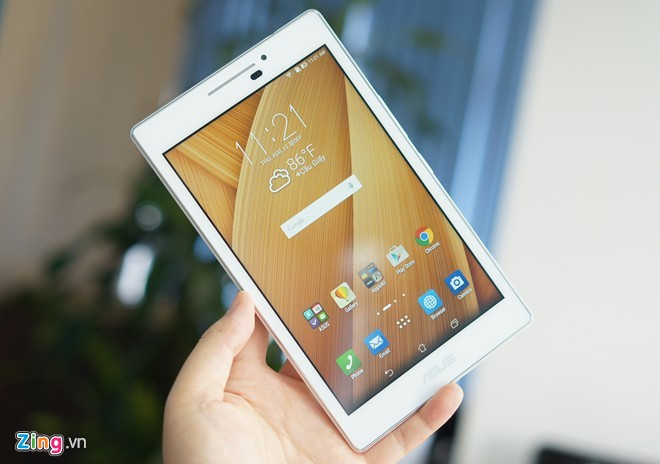 Asus ZenPad 7.0 (giá tham khảo 4,1 triệu). ZenPad 7 là mẫu tablet tầm trung từ Asus. Máy sở hữu thiết kế giống ví dành cho phụ nữ. Thiết kế này từng được sử dụng trên mẫu MemoPad 7 năm ngoái. Asus ZenPad 7 sở hữu cấu hình khá với chip Intel Atom x3-C3230 lõi tứ, đồ hoạ Mali-450, dung lượng lưu trữ trong 16 GB, RAM 2 GB. Ngoài bản 7 inch, Asus cũng giới thiệu thêm bản 8 inch.