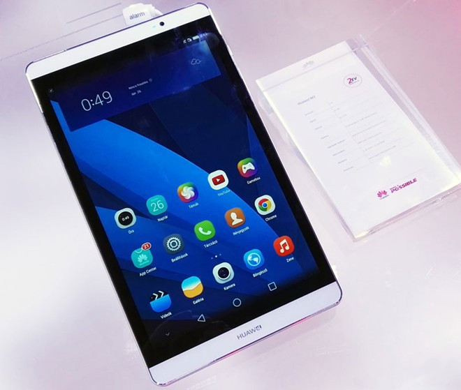 Huawei MediaPad M2 8.0 (giá tham khảo: 6,9 triệu). MediaPad M2 là bản nâng cấp của M1 năm ngoái. Máy được trang bị màn hình 8 inch Full HD tỷ lệ 16:10, chip xử lý 8 nhân Kirin 930, RAM 3 GB, bộ nhớ trong 16/64 GB. Mặc dù trang bị màn hình 8 inch nhưng MediaPad M2 trông khá gọn. Máy có khung kim loại nguyên khối dày 7,8 mm, viền màn hình mỏng. Một vài thông số khác đi kèm máy gồm Pin 4.800 mAh, kết nối LTE, hệ điều hành Android 5.0 Lolipop.
