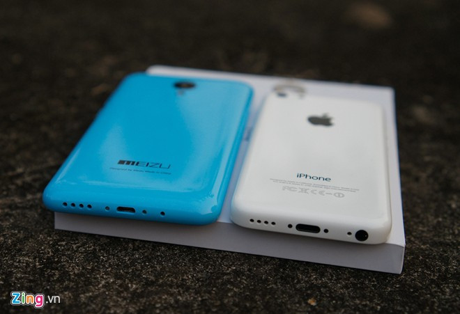 Thiết kế cạnh dưới của máy không khác gì một chiếc iPhone.