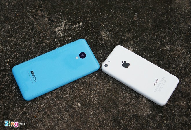 Nhìn M2 Note, người ta dễ dàng liên tưởng đến chiếc iPhone 5C của Apple. M2 Note dùng vỏ nhựa nhưng chắc chắn và đẹp mắt. Tuy nhiên, loại nhựa bóng này khiến máy bám vân tay nhiều.