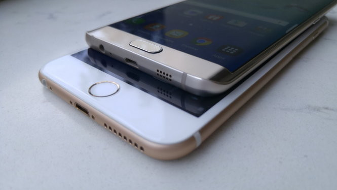 Cả hai smartphone đều hỗ trợ công nghệ thanh toán di động gồm: Apple Pay và Samsung Pay. Nút Home trên Galaxy S6 Edge+ còn kích hoạt nhanh camera khi nhấn đúp - Ảnh: Thanh Trực