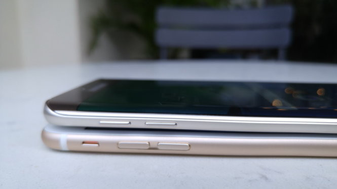 Ngoài phím tăng giảm âm lượng (volume), iPhone 6S Plus (dưới) còn có nút vật lý tắt/mở âm thanh. Người dùng có thể dùng nút này để tắt nhanh nhạc chuông, âm báo... - Ảnh: Thanh Trực
