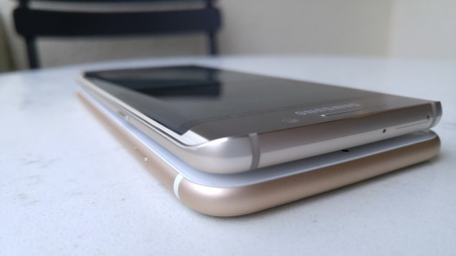 Samsung Exynos 7420 64-bit tám nhân (Octa-core) 2,1GHz và 1,5Ghz, 4GB RAM, 32GB/64GB bộ nhớ trong. iPhone 6S Plus dùng chip Apple A9 64-bit, hai nhân (dual-core) 1,8GHz, 2GB RAM, 16GB/64GB/128GB - Ảnh: Thanh Trực- Ảnh: Thanh Trực