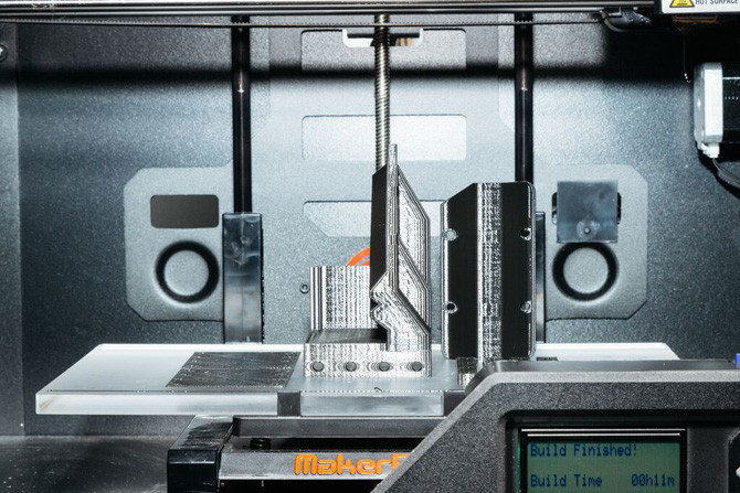 Cũng giống như các cơ sở thử nghiệm khác, Apple trang bị cho InputLab một chiếc máy in 3D. Máy in 3D MakerBot của Apple có khả năng in các loại giá đỡ một cách nhanh chóng, giúp các nhân viên có thể thử nghiệm thiết bị từ nhiều góc độ.