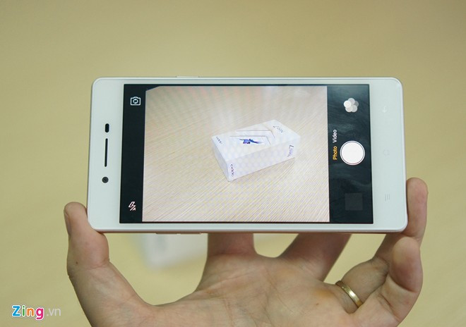 Camera sau của máy có chất lượng trung bình. Người dùng có thể tuỳ chọn một số chế độ chụp cơ bản như HDR, chụp ảnh có kèm audio, tạo ảnh GIF, panorama và một vài bộ lọc khác.