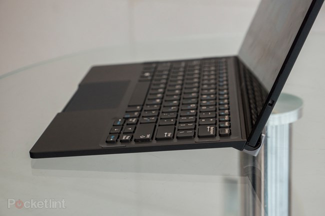 Phần tablet sẽ trượt và gắn vào bàn phím thông qua nam châm. Nam châm còn có tác dụng giữ cho tablet chặt vào bàn phím khi bạn đóng chúng lại giống như một tablet thông thường.6