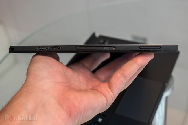 XPS 12 sẽ có 2 cấu hình với giá khởi điểm 999 USD cho bản tiêu chuẩn với màn hình HD, SSD 128 GB, RAM 8 GB và chip Core M5 tốc độ 2,7 GHz