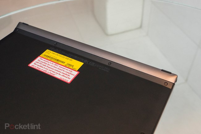 Nếu lo lắng về khả năng tương thích với các thiết bị ngoại vi USB hiện tại thì Dell thậm chí còn trang bị cho bạn sẵn một adapter trong hộp sản phẩm.