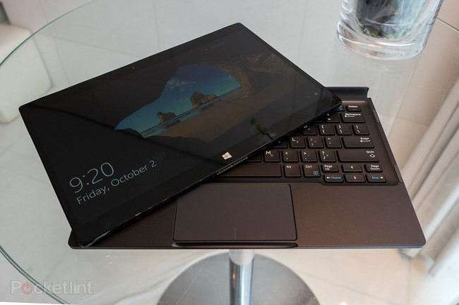 Dell XPS 12 trang bị màn hình 12,5 inch độ phân giải cực khủng (4K). Đó cơ bản là chiếc tablet (chứa các thành phần phần cứng) có bàn phím tốt