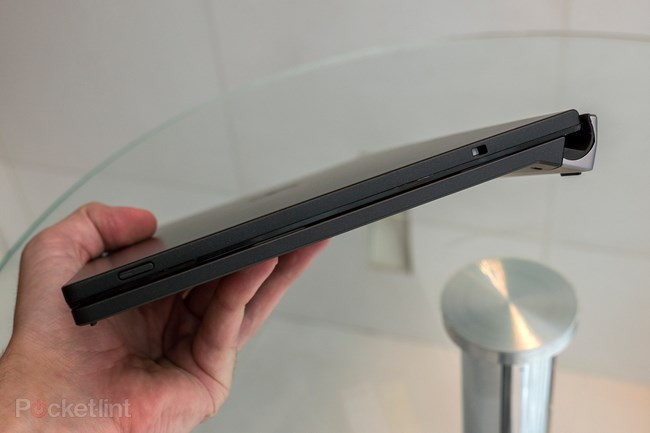 Một điều thú vị về XPS 12 đó là nó sử dụng USB Type-C, thậm chí là 2 cổng để bạn sạc và kết nối với một phụ kiện cùng lúc.