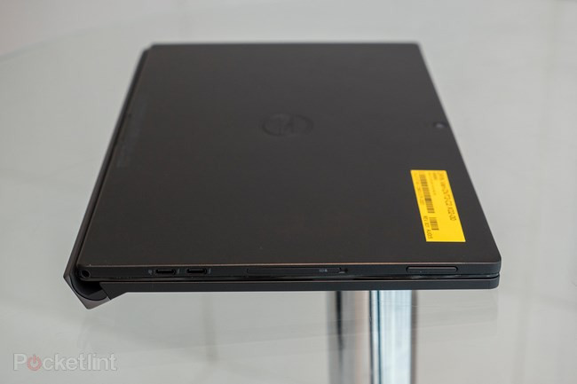 Mặc dù vậy, góc nhìn của XPS 12 khá hạn chế khi các đánh giá ban đầu cho thấy nó chỉ cung cấp góc nhìn khoảng 90 độ, nghĩa là bạn sẽ phải nhìn thẳng vào nó khi làm việc.