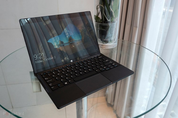 Ngay từ cái nhìn đầu tiên, máy tính XPS 12 trông như là một chiếc laptop nhỏ, nhưng thực sự nó không khi nó khá giống Surface Book của Micorsoft với phần tablet có thể tháo rời riêng biệt.