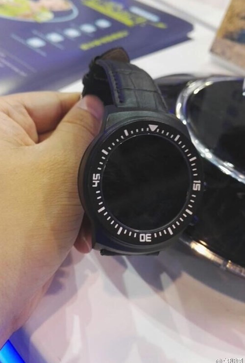 Theo cập nhật mới nhất, nhà sản xuất Trung Quốc này sẽ sớm tung ra thị trường chiếc smartwatch mặt tròn Meizu Blue Charm Watch vào ngày 21/10/2015 tới đây. Chỉ tiếc là ngoài loạt hình ảnh rò rỉ gần đây trên các trang mạng, fan hâm mộ Meizu hiện vẫn chưa có được bất kỳ thông tin nào về cấu hình của chiếc đồng hồ thông minh này.
