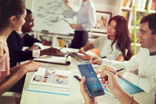 Samsung Galaxy Note 5 . Galaxy Note 5 của Samsung được đánh giá là mẫu thiết bị đứng đầu bảng trong dòng phablet bởi sự cải thiện và nâng cấp qua nhiều thế hệ tiền nhiệm.