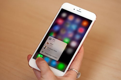 iPhone 6S Plus. Sau một thời gian dài duy trì kích thước smartphone truyền thống - chỉ từ 3,5 tới 4 inch, Apple cuối cùng đã bước vào thế giới phablet với sản phẩm cao cấp iPhone 6 Plus và mới nhất là iPhone 6S Plus với kích cỡ lớn - 5,5inch. Chưa dừng lại ở đó, nhà sản xuất này còn sử dụng chất liệu nhôm 7000 cho thân máy và tung ra phiên bản màu vàng hồng lạ mắt.