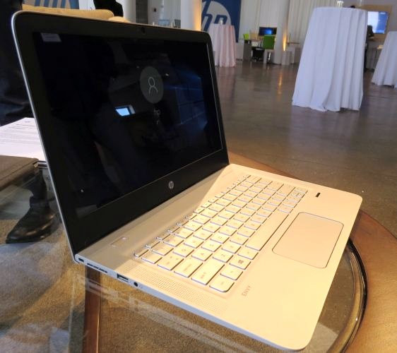 Hệ thống loa stereo được bố trí cân xứng hai bên bàn phím và hỗ trợ công nghệ âm thanh Bang & Olufsen.