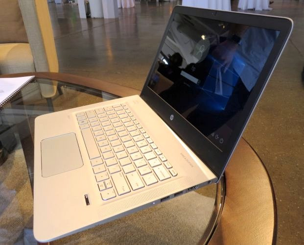 Laptop HP Envy 13 được thiết kế với thân kim loại, bàn phím backlit và một webcam với micro kép có khả năng khử tiếng ồn.
