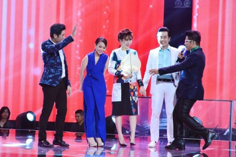 Hồ Hoài Anh lủi thủi ra sau. Khi có sự xuất hiện của chồng, Lưu Hương Giang vẫn nắm chặt tay Dương Khắc Linh.
