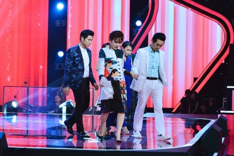 Cả hai tay trong tay dắt nhau xuống ghế nóng.