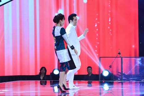 Trong đêm bán kết 2 Giọng hát Việt nhí diễn ra tối 17/10, bộ 3 huấn luyện viên, Dương Khắc Linh - Lưu Hương Giang - Hồ Hoài Anh đã chơi trò "hoán đổi" khiến cả trường quang rộn ràng. Ca sĩ Lưu Hương Giang công khai nắm tay, tình tứ bước ra sân khấu cùng Dương Khắc Linh chứ không đi cùng chồng như mọi khi.