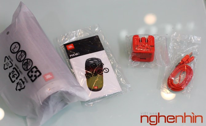Bộ phụ kiện loa JBL Pulse 2 gồm sách hướng dẫn, cable micro USB, cục sạc.