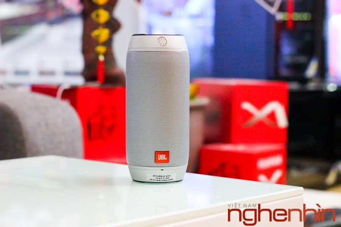 Loa JBL Pulse 2 hình trụ gọn gàng, nhỏ nhắn kiểu dáng giống như thế hệ đầu nhưng mắt lưới nhỏ hơn.