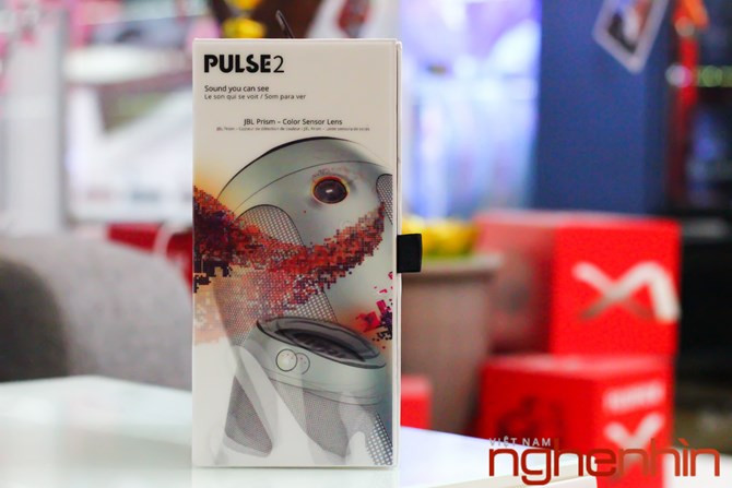 Một trong những tính năng mới của JBL Pulse 2 là khả năng đổi màu thông qua cảm biến.