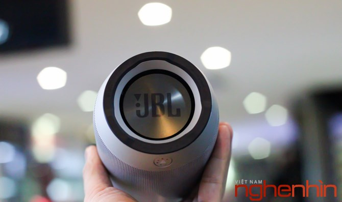 Nút bấm (JBL Prism Button) để đổi màu đèn LED cho loa.