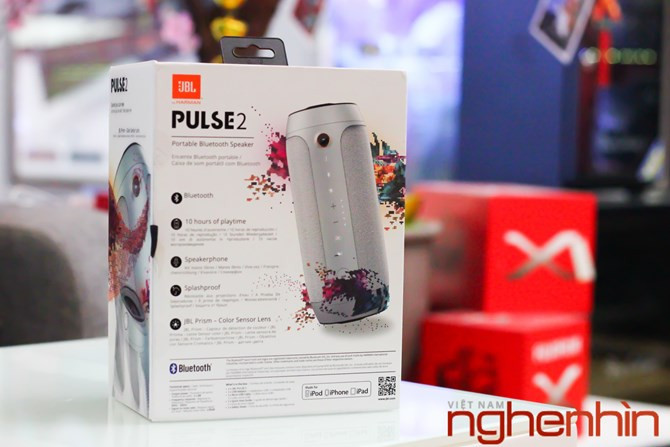 Bên cạnh những hình ảnh về sản phẩm là các tính năng nổi bật như kết nối bluetooth, chơi nhạc liên tục 10h ...