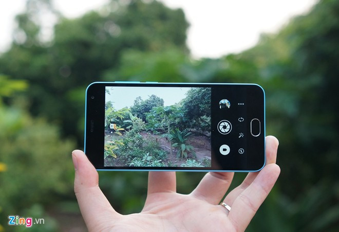Giá rẻ nhưng M2 trang bị camera sau độ phân giải lên đến 13 megapixel. Camera này cho tốc độ chụp nhanh, chất lượng ảnh khá. Máy còn cho phép phơi sáng tối đa 10s - thứ không thể có trên nhiều smartphon tầm trung hoặc giá rẻ hiện nay. Camera selfie của M2 có độ phân giải 5 megapixel.