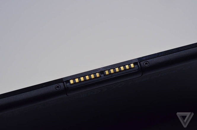XPS 12 có màn hình 12,5 inch, với tùy chọn lên tới 4K. Tất cả các thành phần linh kiện được bố trí hết ở phần tablet.