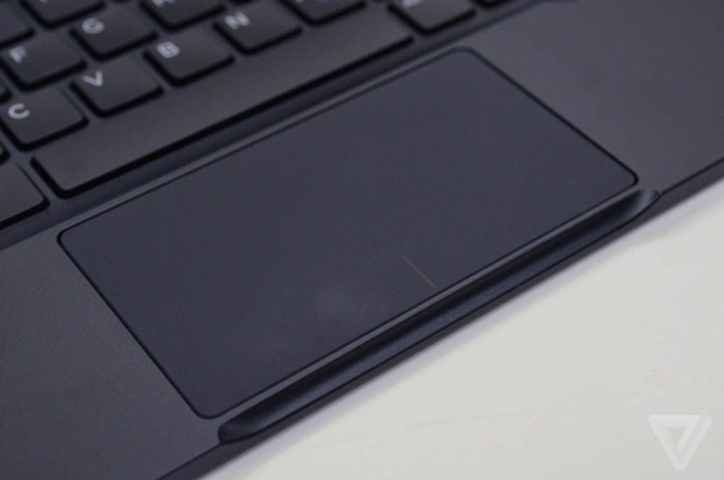 Dell đã có nhiều cải tiến cho bàn phím và trackpad cho XPS 12 thế hệ mới, giúp bàn phím chắc chắn và cho trải nghiệm gõ phím tốt hơn. Tuy nhiên, một điểm yếu mà những thiết kế như XPS 12 gặp phải đó là người dùng không thể điều chỉnh được góc nhìn.