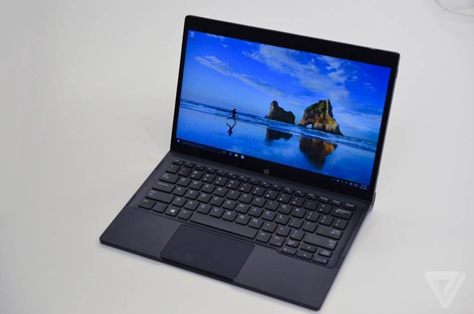 Giống như chiếc Surface Book mà Microsoft vừa ra mắt, XPS 12 có hai phần tách biệt: Phần tablet và phần đế. Chúng kết nối vật lý với nhau qua từ tính - những thỏi nam châm tích hợp bên trong.