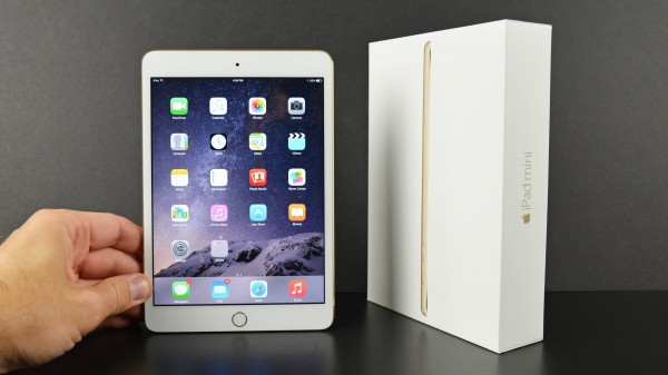 iPad mini 4 sử dụng chip A8 64 bit với 2 nhân xung nhịp 1,5 GHz, GPU PowerVR GX6450. RAM 2 GB, bộ nhớ trong 16/64/128 GB. Máy sử dụng hệ điều hành iOS 9. Camera trước giữ nguyên ở mức 1,2 MP như “đàn anh” Mini 3 nhưng camera sau được nâng lên thành 8 MP. Cũng giống Mini 3, Mini 4 cũng được trang bị công nghệ cảm biến vân tay (Touch ID). Chiếc iPad Mini thế hệ thứ 4 có 3 lựa chọn về màu sắc gồm bạc, xám và vàng. Máy có các kết nối như Wi-Fi, 4G LTE, Bluetooth 4.2, jack cắm tai nghe 3,5mm. Giá khởi điểm của nó là 319 USD (7,11 triệu đồng).