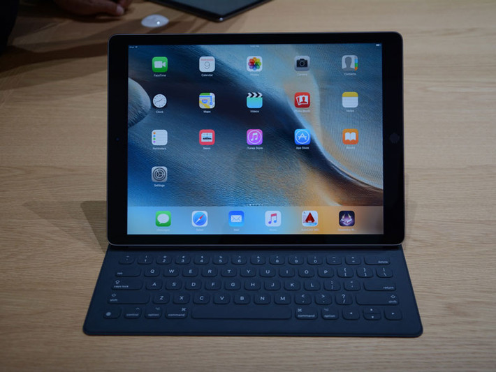 iPad Pro. iPad Pro vừa được ra mắt cùng thời điểm với chiếc Mini 4. Máy được trang bị màn hình Retina 12,9 inch, độ phân giải 2.732x2.048 pixel, mật độ điểm ảnh 264 ppi. Máy chạy chip A9X 64 bit cho tốc độ nhanh gấp 1,8 lần so với chip A8, hệ điều hành iOS 9.1. iPad Pro có tốc độ CPU nhanh gấp 22 lần và khả năng xử lý của GPU cao hơn gấp 360 lần so với iPad đời đầu. Nhanh hơn so với 90% các mẫu máy tính xách tay hiện có. iPad Pro được trang bị RAM 4 GB, bộ nhớ trong 32/64/128 GB. Tuy có màn hình “khủng” nhưng iPad Pro chỉ dày 6,9mm, nặng 712gram, thời lượng pin của nó đạt mức 10 tiếng. Máy được trang bị cảm biến vân tay (Touch ID).
