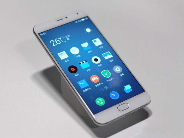 Camera sau của Meizu Pro 5 có độ phân giải 21 MP với cảm biến Sony IMX230, hỗ trợ lấy nét laser, đèn flash 2 tone màu, quay phim 4K. Camera selfie với độ phân giải 5 MP với khả năng lấy nét tự động, quay phim Full HD. Dung lượng pin 3.050 mAh, có hỗ trợ công nghệ sạc nhanh Quick Charge 2.0.