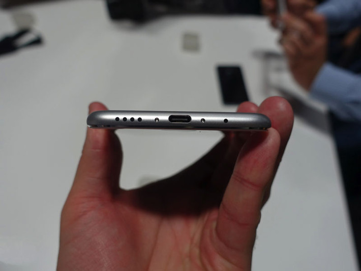 Loa ngoài và cổng USB Type-C được đặt ở cạnh đáy.
