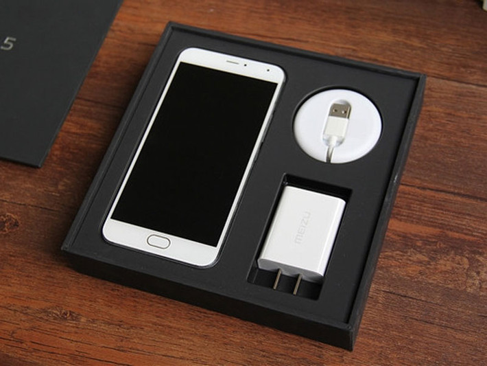 Về thiết kế, Meizu Pro 5 được làm từ kim loại nguyên khối với bề mặt được phủ kính cường lực vát cong 2,5D, các góc của nó được bo tròn giống iPhone 6s Plus. Kích thước màn hình 5,7 inch với độ phân giải Full HD (1.920x1.080 pixels), mật độ điểm ảnh 386 ppi, dày 7,5mm, nặng 168g.