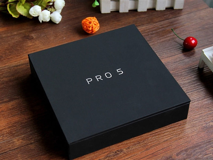 Điện thoại Meizu Pro 5 cũng sử dụng chip Exynos 7420 với 8 nhân (4 nhân Cortex-A57 xung nhịp 2,1 GHz và 4 nhân Cortex-A53 xung nhịp 1,5 GHz), GPU Mali-T760MP8 giống như Samsung Galaxy Note 5. Thế nhưng, Pro 5 có điểm AnTuTu Benchmark cao hơn khá nhiều so với con số 72.156 điểm của Note 5.