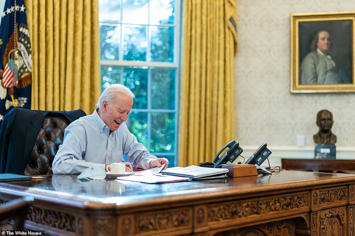 Tổng thống Joe Biden cười sảng khoái khi điện đàm với Thủ tướng Anh Boris Johnson ngày 23/1.