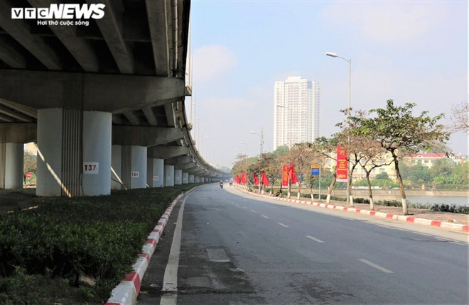 Khu vực đường Vành đai 3 hướng ra hồ Linh Đàm vắng xe qua lại.