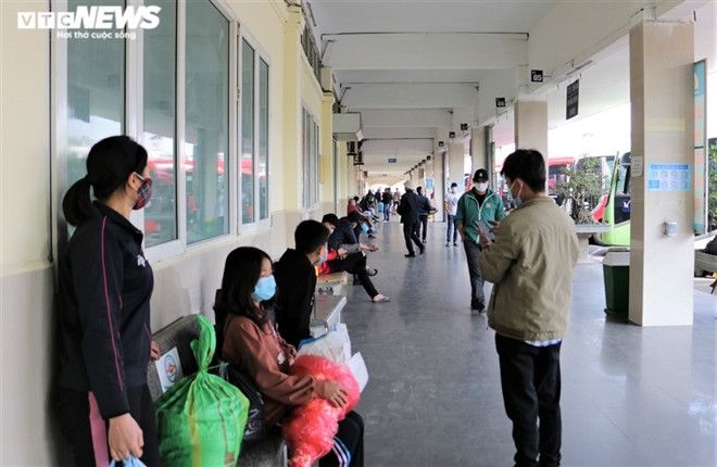 Các hành khách cũng đeo khẩu trang và ngồi cách xa nhau để phòng dịch COVID-19